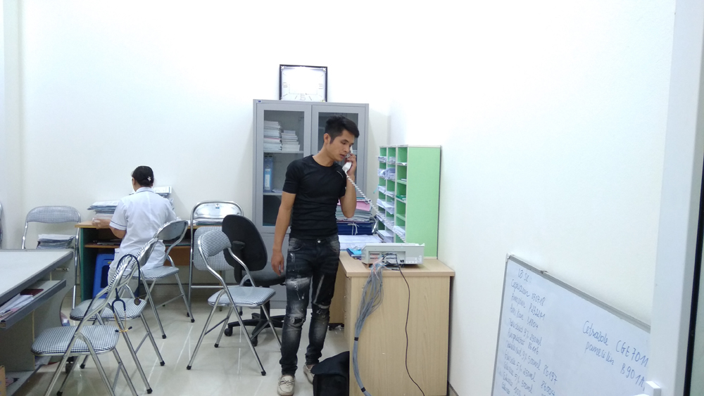 Nhân viên Hải Hưng đang tiến hành test hệ thống chuông báo gọi y tá NHX Aiphone