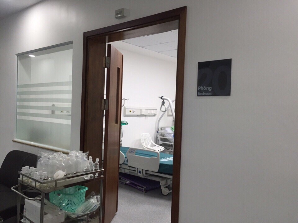 Hình 5 : Đèn báo cửa phòng bệnh, lắp đế nổi đơn (Bệnh viện Xanh – Pôn, Hà Nội)