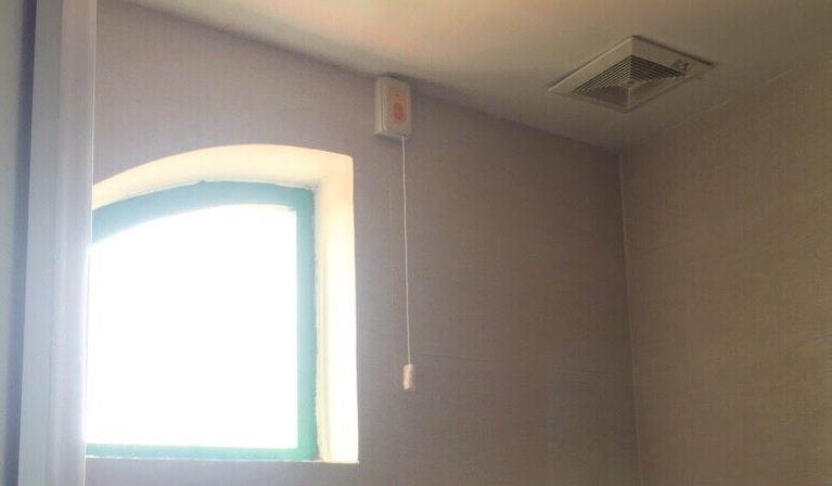 Hình 4 : Nút gọi khẩn cấp WC lắp đế nổi đơn (Bệnh viện Xanh – Pôn, Hà Nội)