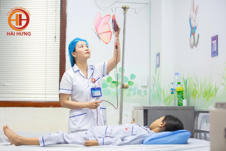 Điều dưỡng viên không chỉ là công việc mà như người bạn tâm tình bên cạnh bệnh nhân