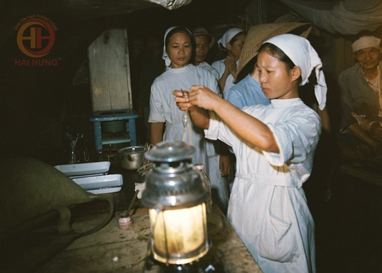 Hình ảnh nữ quân y Việt Nam chăm sóc cho thương bệnh binh thời chiến